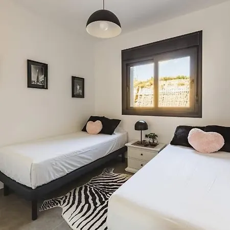 Sunset Waves 136 דירה